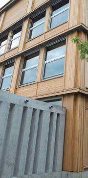 Kantonsräte wollen den Campus Wattwil, wie die Kanti Wil (Bild), soweit möglich als Holzbau realisieren. (Bild: Nana do Carmo (17. August 2004))