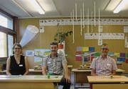 Schulratspräsidentin Anneliese Leitner sowie Viktor Brandes und Christian Würth von der Baukommission im umgenutzten Mehrzwecksaal des Schulhauses Brühl in Berg SG. (Bild: Sebastian Schneider)