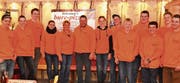 Helferinnen und Helfer mit den Organisatoren Kevin Räbsamen und Simi Scherrer (1/3 von links) sowie die Gastgeber Franziska und Peter Räbsamen (5/6 von links). (Bild: PD)