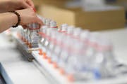 Eine Angestellte konfektioniert Bereg-Kits der Firma Berlinger & Co. AG. (Bild: GIAN EHRENZELLER (KEYSTONE))