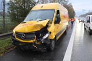 Der Lieferwagenfahrer bemerkte zu spät, dass die Autos vor ihm die Fahrt verlangsamten. (Bild: Kapo SG)
