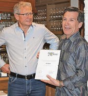 Willi Bont (links) wird Ehrenmitglied. Die Urkunde überreicht Clubpräsident Walter Mattle. (Bild: pd)