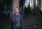 Allein im Wald: So wird der Pfarrer Patrick Schwarzenbach seinen nächsten Sommer verbringen. (Bild: Ralph Ribi)