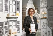 Miriam Baumann inmitten der Welt des Unternehmens Läckerli Huus, dessen Entwicklung sie massgeblich prägt. (Bild: Christian Beutler/KEY)