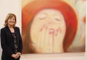 Frauenzimmer im Hauptbahnhof: Sonja Kopp Roth vor ihrem Bild «Frau mit Hut». (Bild: Katharina Brenner)