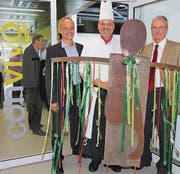 Die Kupferplastik «convivo-Mama» ist ein Geschenk der bisherigen Leiterin Gastronomie Jaqueline Haller an SFS intec. Von links: Josef Etterlin, Area Manager SV Group; Silvano Comincioli, Leiter Restaurant, und Helmut Binder, CEO SFS intec. (Bilder: Susi Miara)
