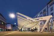 Die von Architekt Santiago Calatrava gestaltete ÖV-Wartehalle am Bohl. (Bild: Hanspeter Schiess)