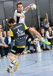 Niels Ham von Fortitudo Gossau im Zweikampf gegen Zdrahala Ondrej vom TSV St.Otmar. (Bild: (Ralph Ribi))
