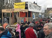 Die Hülsnerbuben Dietschwil zogen mit dem Wagen «Asylparadies Schweiz» durch Aadorf. (Bild: Andri Rostetter)