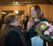 Die neugewählte Stadträtin Sonja Lüthi (rechts) mit SP-Stadträtin Maria Pappa am Sonntag im Waaghaus. (Bild: Ralph Ribi)