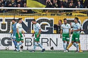 Ratlose Gesichter bei den Spielern des FC St. Gallen nach einem von insgesamt sechs Gegentreffern. (Bild: Urs Lindt/freshfocus (Urs Lindt/freshfocus))