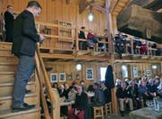 Bernecks Gemeindepräsident Bruno Seelos durfte viele Einwohner beim Neujahrsempfang im Torkel Oberdorf begrüssen. (Bild: Ulrike Huber)