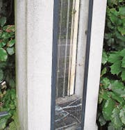 Die rund 120 Jahre alte, an die Hochblüte des Kurorts erinnernde Wettersäule wurde mutwillig beschädigt. (Bild: Peter Eggenberger)