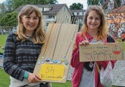 Leonie Mathis (links) und Nina Tiric verkaufen die im Werkunterricht hergestellten Wiesenau-Abzeichen unter den Fussballfans.