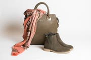 Kunstledertasche Liu Jo 239.90, Nubuk-Chelseaboots Tomy Hilfiger 179.90, Baumwollschal Pieces 19.90 (Bild: Mareycke Frehner)
