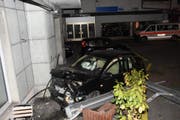 Der Mann verletzte sich, am Auto entstand Sachschaden in der Höhe von 15'000 Franken. (Bild: KAPO)