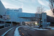 Die 125 Tonnen schwere Passerelle verbindet das Parkhaus Böschmühle mit dem Kantonsspital St.Gallen.
