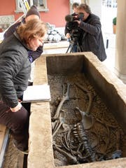 Der Sarkophag wird gefilmt. (Bild: Amt für Archäologie)