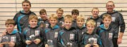 Der starke RCOG-Nachwuchs mit (hinten von links) Beat Motzer (Betreuer), Niklas Eugster, Janis Steiger, Tim Steiger, Samuel Vetsch und Silvan Steiger (Betreuer) sowie (vorne von links) Mattia Steiger, Janis Eugster, Roman Kehl, Tim Motzer, Simon Kehl, Alessandro Fässler und Damian Steiger. (Bild: pd)