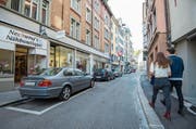 Mit der Begegnungszone wird auch die Engelgasse eine Pflästerung erhalten. Die Parkplätze bleiben vorerst, da noch Einsprachen gegen ihre Aufhebung hängig sind. (Bild: Urs Bucher)