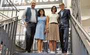 Roland und Débora Jenny (Modehaus Schnyder AG) übernehmen das Geschäft von Claudia Zahner Bossart und Othmar Bossart (v. l.). (Bild: PD)