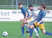 Die Diepoldsauer Marc Gröber (vorne) und Akel Fatih jagen den Ball. (Bild: Ulrike Huber)