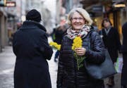 Die politische Frauengruppe St. Gallen hat am gestrigen internationalen Frauentag am Bärenplatz Mimosen an Frauen verschenkt. (Bild: Michaela Rohrer)