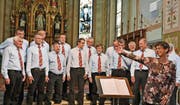 Der Männerchor Eintracht Dietfurt-Ganterschwil unter der Leitung von Regula Bürge nach ihrem Auftritt am Sängertag in der Kirche St.Josef. (Bild: Peter Jenni)