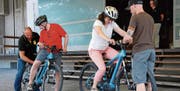 René Rohner (links) vom TCS und Stefan Kliebenschädel (rechts) von der Velothek in Bütschwil erklären, wie das E-Bike funktioniert.
