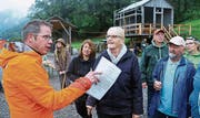 Regieassistent Renato Tolfo gibt Instruktionen an Schauspielerinnen und Schauspieler weiter. (Bild: Max Pflüger)