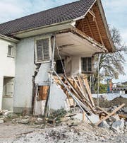 Am Montag ist ein Arbeiter unter den Trümmern einer Mauer des Restaurants Obstgarten begraben worden. (Bild: Thi My Lien Nguyen)