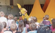 Sonnenzwerg Toto (Lorenz Eisenbarth) lässt sich gern von Gerüchen leiten. Die Kinder schreckte die alte Socke aber eher ab. (Bild: Andrea Häusler)
