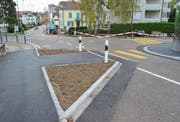 Ein Teil der Strassenverengungen an der Kreuzung Herrenhof- und Schöntalstrasse ist gemacht. Die Strassenüberquerung ist um die Hälfte kürzer. Die Fussgängerstreifen bleiben erhalten. (Bilder: Urs Bänziger)