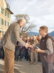 Projektleiter Lorenzo Custer bedankt sich bei Gemeindepräsident Ernst Metzler ausdrücklich für die jahrelange Förderung.