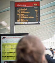 Umstritten bleibt bei der Marktplatz-Neugestaltung der Standort der ÖV-Haltestellen. Im Bild die Fahrgastinformation in der Calatrava-Wartehalle. (Bild: Ralph Ribi)