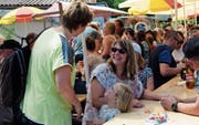 Auswärtige und Einheimische treffen sich auf dem Dorfplatz beim obligaten Chilbimenu: Kartoffelsalat und Schinken. (Bild: Kathrin Burri)