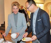 Müsli und Früchte: Ständeratspräsidentin Karin Keller-Sutter und Ständerat Marc Mächler am Buffet im Hotel Uzwil. (Bilder: Andrea Häusler)