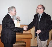 Freuen sich: der neue Pfarrer Emil Hobi (links) und der Präsident des Kirchenverwaltungsrats Peter Burkhard anlässlich der Versammlung in Ebnat-Kappel. (Bild: Stefan Füeg)