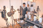 Isabelle Rutz mit ihren drei Musiker-Skulpturen nach Vorbild von Alberto Giacometti. (Bild: Susi Miara)