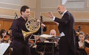 Dirigent Mirco Capra führt den Solisten Hubert Renner durch Mozarts Es-Dur-Hornkonzert. (Bild: Carola Nadler)