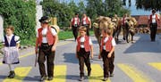 Bei schönstem Wetter fand der Alpabzug von Schaien-Rossberg statt, morgen Freitag wird Köbi Altherr (r.) seine erste Saison auf der Alp Feusen beenden und die Tiere ins Tal zurückbringen. (Bild: pd)