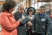 Bundesrat Ueli Maurer posiert mit einem Säuli für das obligate Olma-Bild. (Bild: Hanspeter Schiess)