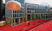 August 2011: Der rote Teppich ist ausgelegt. Er reicht über die Gartenstrasse (vorne) durch die ersten Raiffeisen-Bauten bis zur Wassergasse. Über der Strasse hängen an Kartoffeln erinnernde Leuchtkörper. (Archivbild: Urs Jaudas)