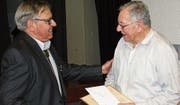 Präsident Edi Waldburger (l.) überreicht dem Rheintaler Adrian Steiger die Ehrenmitgliedschaft. (Bild: pd)