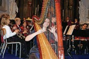 Harfenistin Joanna Thalmann mit der Musikgesellschaft Niederbüren. (Bild: Vroni Krucker)