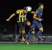 Luca Cavegn vom SC Bronschhofen (gelb) gewinnt dieses Luftduell gegen Evgeniy Kononenko. (Bild: Urs Nobel)