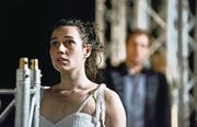 Hanna Binder als das an die grosse Liebe glaubende Käthchen von Heilbronn in der Inszenierung von Jérôme Junod. (Bild: Tine Edel)