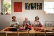 Im Kafi Marktstübli in Muolen wollen Strickerinnen den längsten Schal der Welt lismen. Er soll rund 6,5 Kilometer lang werden. (Bild: Michel Canonica)