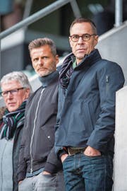 Konzentrierte Beobachter: Der neue Präsident Matthias Hüppi (rechts), der neue Sportchef Alain Sutter (Mitte) und der langjährige Assistenztrainer Werner Zünd. (Bild: Urs Bucher)