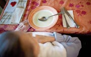 Wenn das Essen nach Hause geliefert wird, können viele betagte Menschen länger selbstbestimmt leben. (Bild: Imago)